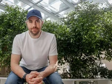 Imagem - Empresário bilionário demite 1,6 mil funcionários por e-mail e atribui corte ao impacto da IA