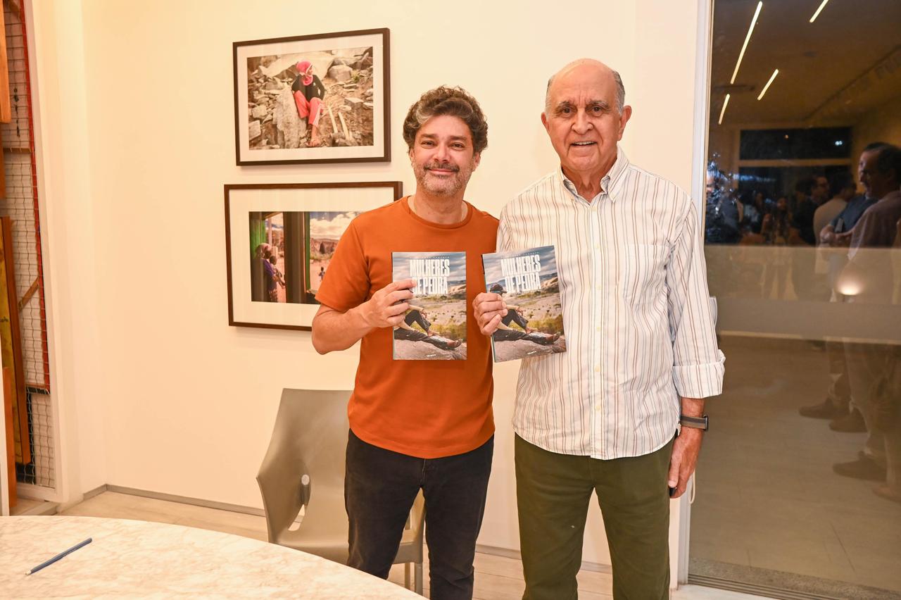 Jornalista baiano lança livro sobre mulheres que trabalham em pedreiras ...
