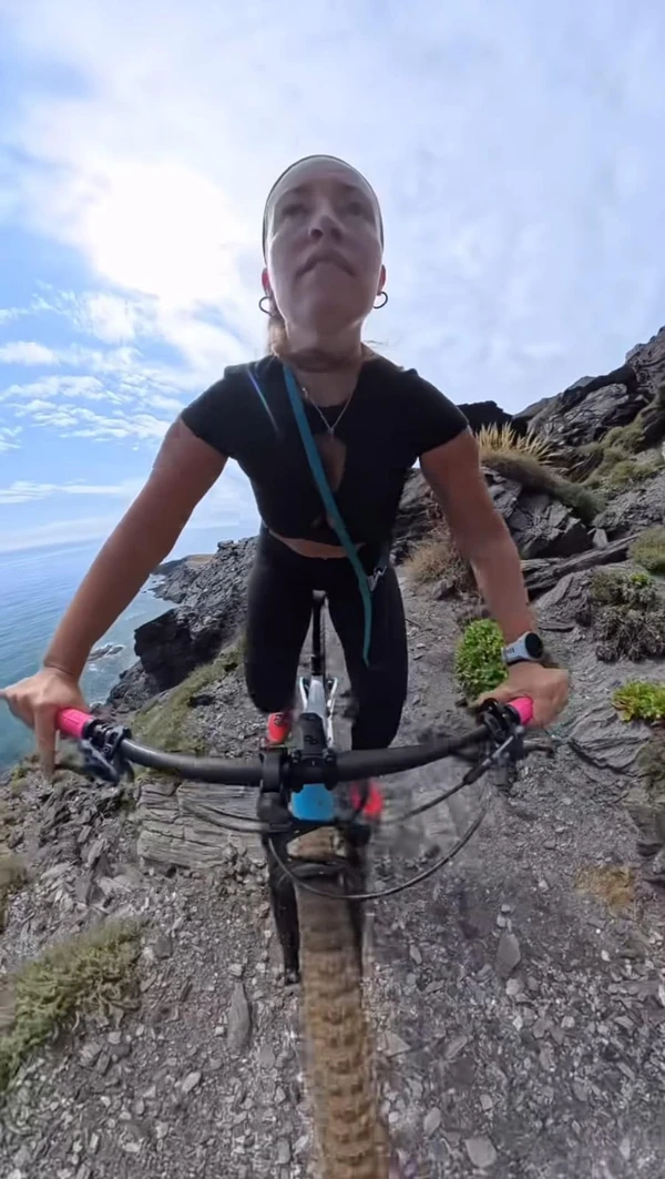 Ciclista registra momento em que escorrega em precipício por Reprodução