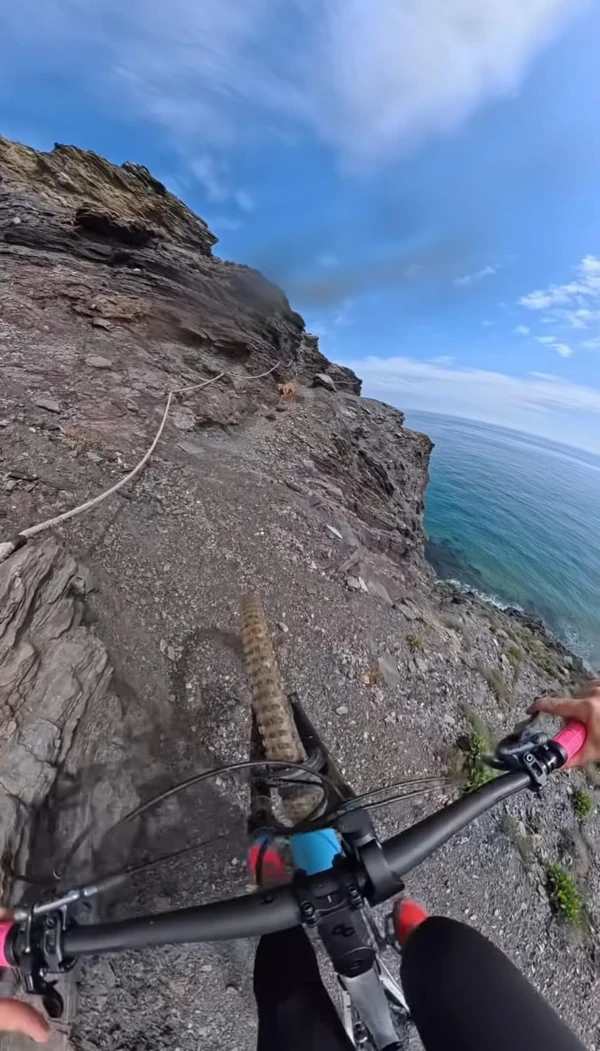 Ciclista registra momento em que escorrega em precipício por Reprodução