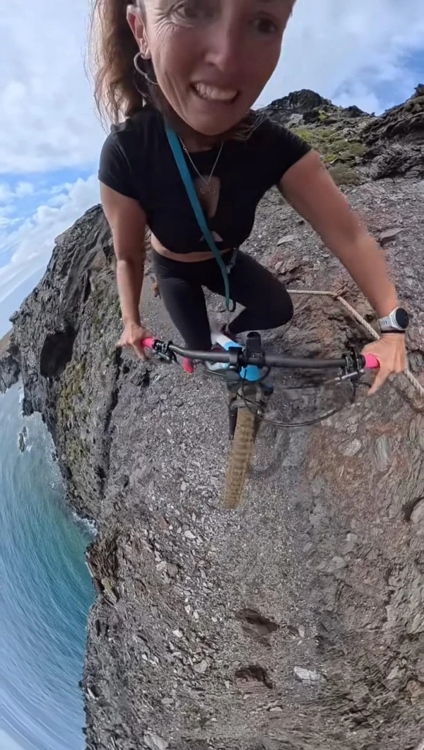 Ciclista registra momento em que escorrega em precipício por Reprodução