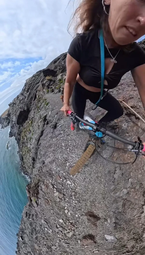 Ciclista registra momento em que escorrega em precipício por Reprodução