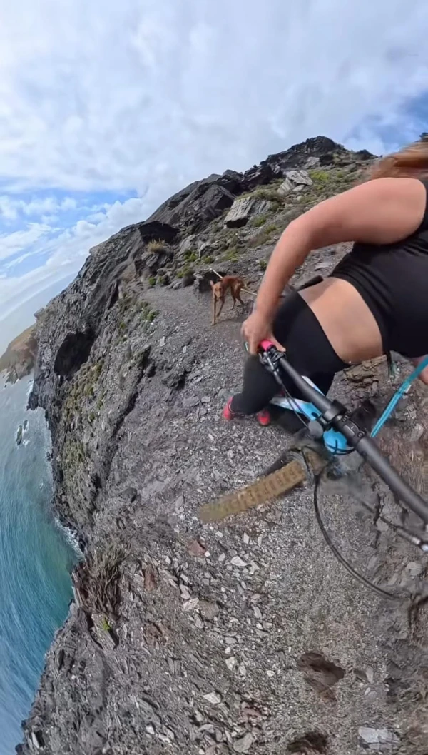 Ciclista registra momento em que escorrega em precipício por Reprodução