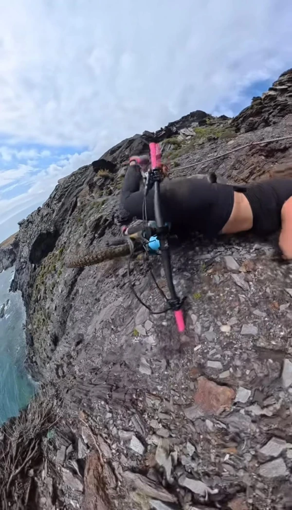 Ciclista registra momento em que escorrega em precipício por Reprodução