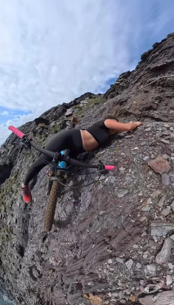 Ciclista registra momento em que escorrega em precipício por Reprodução