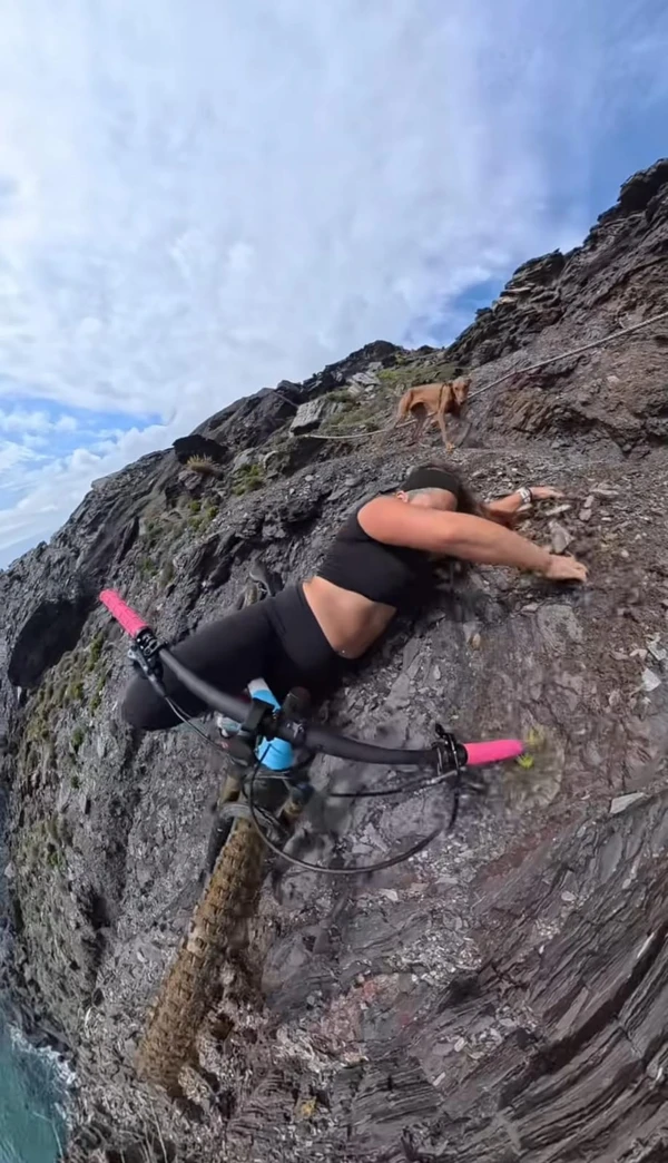 Ciclista registra momento em que escorrega em precipício por Reprodução