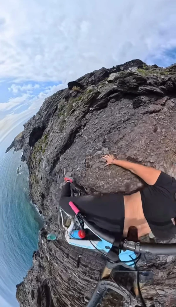 Ciclista registra momento em que escorrega em precipício por Reprodução