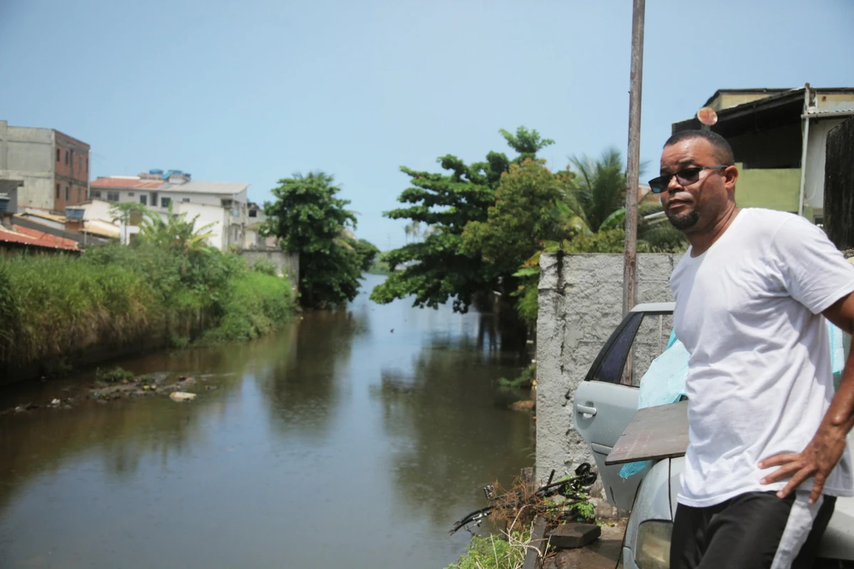 Córrego e matagal: na Boca do Rio, nem mesmo a praia está livre das muriçocas, conta o presidente da Associação de Pescadores da Boca do Rio, Theo Conceição
