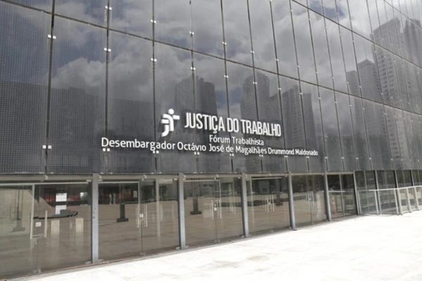 Funcionária se sentia ‘constrangida e deprimida’ por ser chamada de ‘véia’ no trabalho