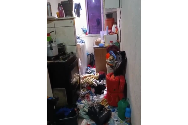 Idosa foi encontrada por vizinhos em condições insalubres por Reprodução