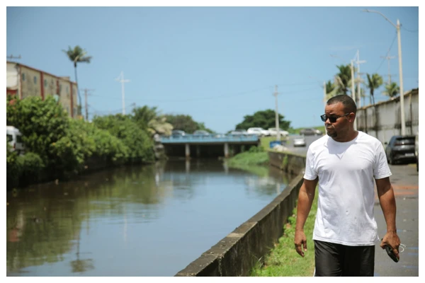 Morador da Boca do Rio desde criança, o presidente da Associação de Pescadores da Boca do Rio, Theo Conceição, não tinha tido o hábito de usar repelente até então por Sora Maia