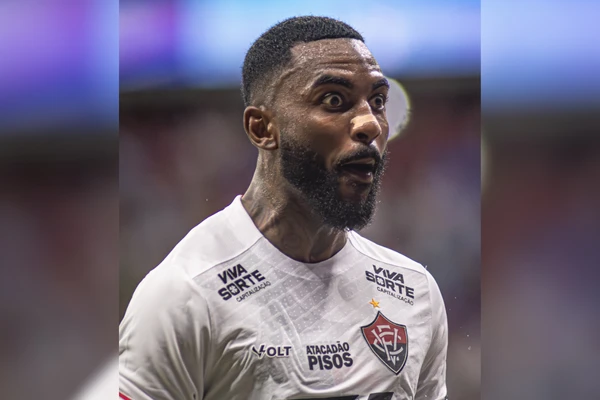 Lateral esquerdo Ramon com a camisa do Vitória por Victor Ferreira/EC Vitória