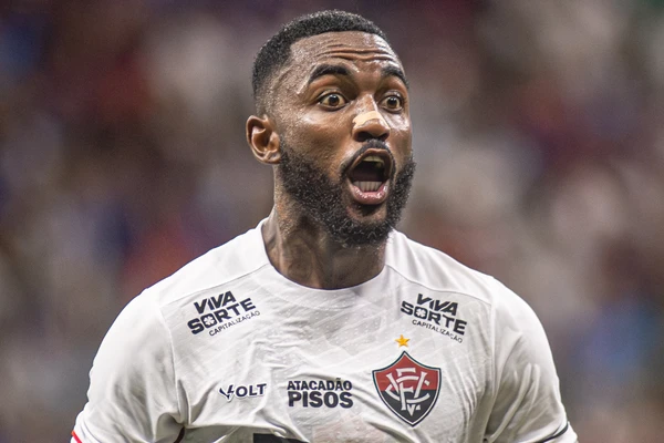 Lateral esquerdo Ramon com a camisa do Vitória por Victor Ferreira/EC Vitória