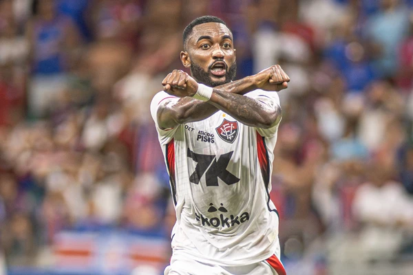 Lateral esquerdo Ramon com a camisa do Vitória