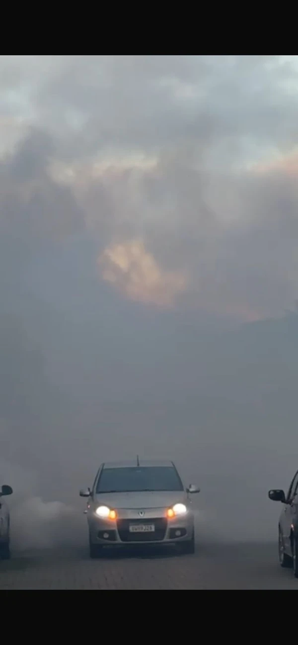 Moradores do Imbuí contrataram um fumacê para controlar as muriçocas; a empresa Best Service Controle de Pragas disse que está operando com capacidade máxima nos últimos dias por Divulgação/Best Service