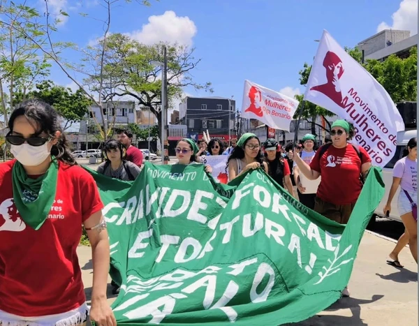 Mulheres lutando pela legalização do aborto por REPRODUÇÃO
