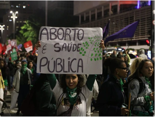 MULHERES LUTANDO PELA LEGALIZAÇÃO DO ABORTO por REPRODUÇÃO