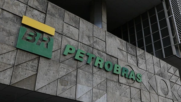 Sede da Petrobras: estatal adota modelo que considera custos nacionais e evita paridade automática com o dólar.
