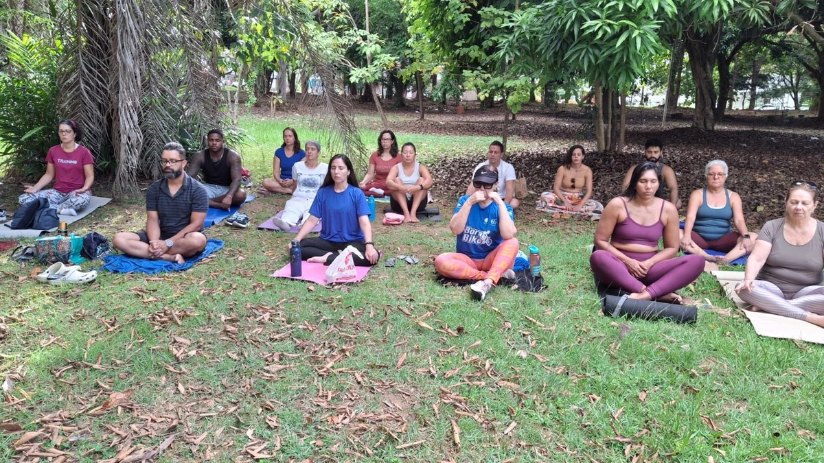 Prática de meditação gratuita na Praça dos Eucaliptos