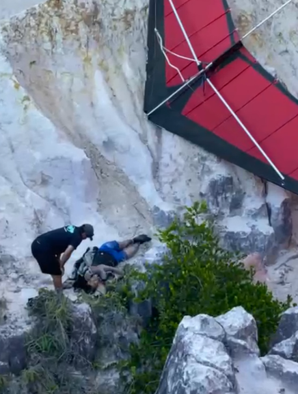 Resgate foi feito em área de difícil acesso por Reprodução/Porto Seguro Notícias