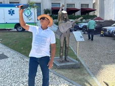Imagem - Entre selfies e saudade: fãs celebram Moraes Moreira em bronze no coração do Carnaval