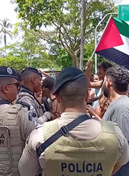Confusão em manifestação contra israelenses em Itacaré por Reprodução/Plantão de Notícias Itacaré