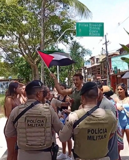 Confusão em manifestação contra israelenses em Itacaré por Reprodução/Plantão de Notícias Itacaré
