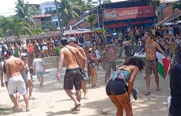 Confusão em manifestação contra israelenses em Itacaré por Reprodução/Plantão de Notícias Itacaré