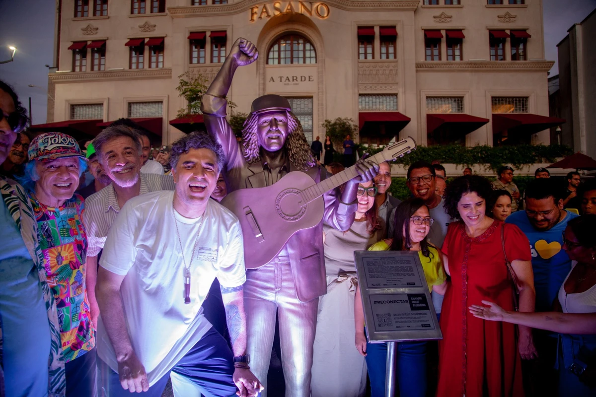 Inaugurada estátua de Morares Moreira por Sora Maia/CORREIO