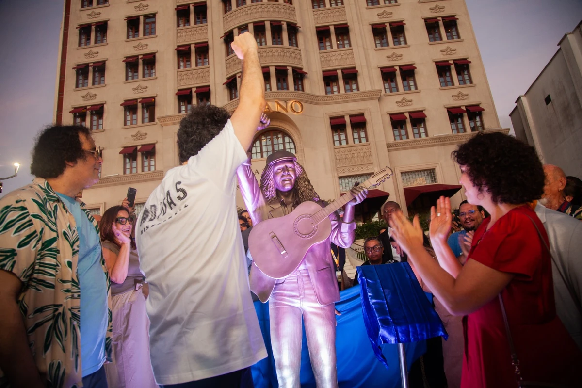 Inaugurada estátua de Morares Moreira por Sora Maia/CORREIO