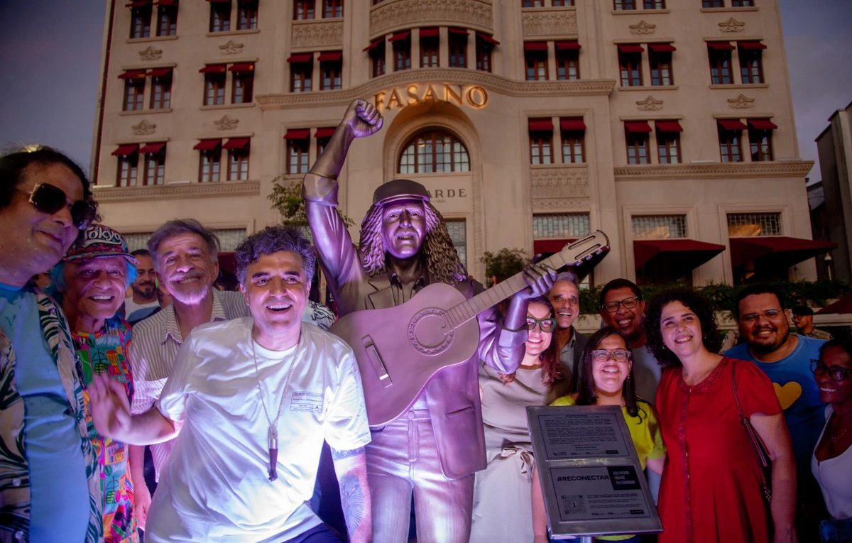 Inaugurada estátua de Morares Moreira por Sora Maia/CORREIO