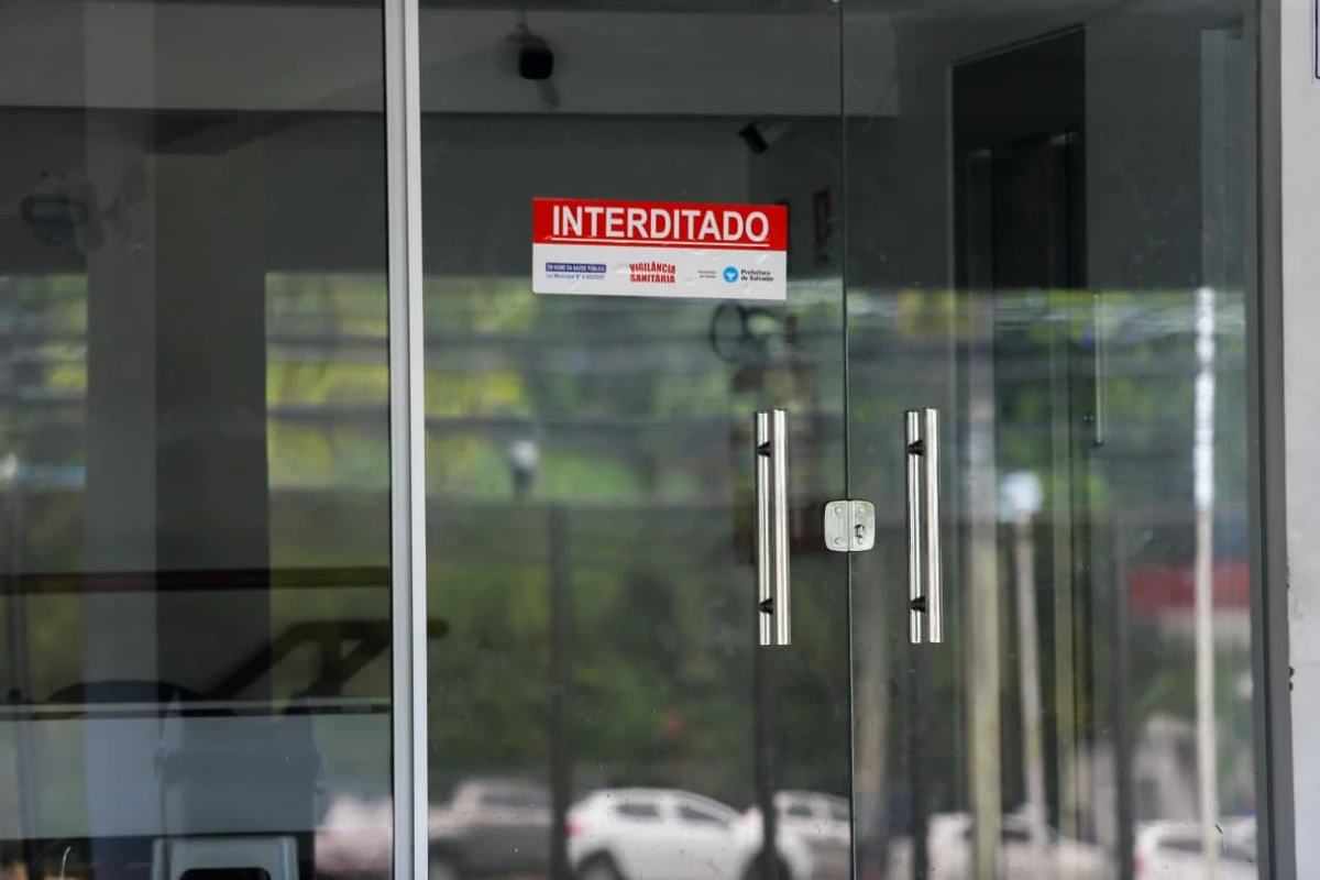 Segundo a Secretaria Municipal da Saúde de Salvador, a unidade permanece interditada e com o contrato suspenso enquanto os desdobramentos seguem sendo acompanhados pelas autoridades sanitárias por Arisson Marinho