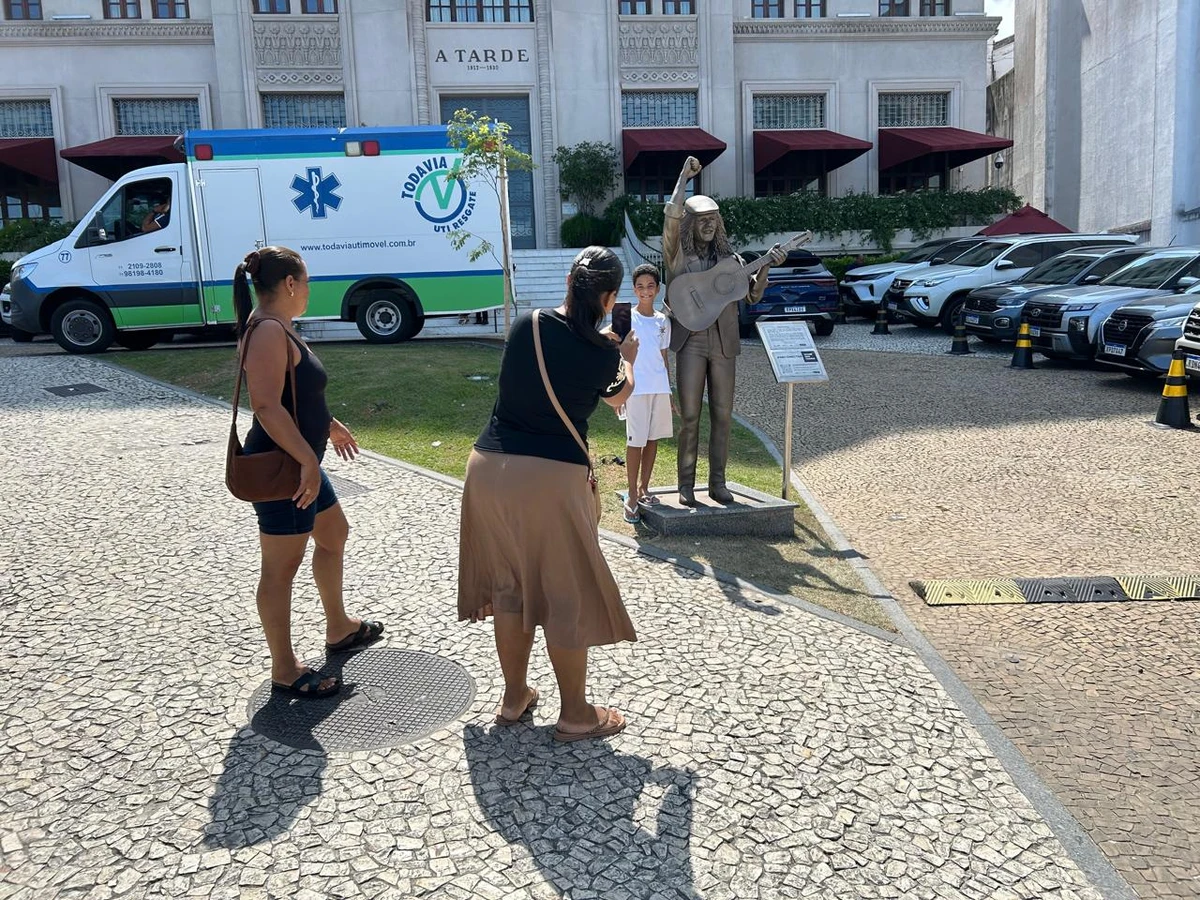 Selfies e saudade: fãs celebram Moraes Moreira em bronze por Bruno Wendel/CORREIO