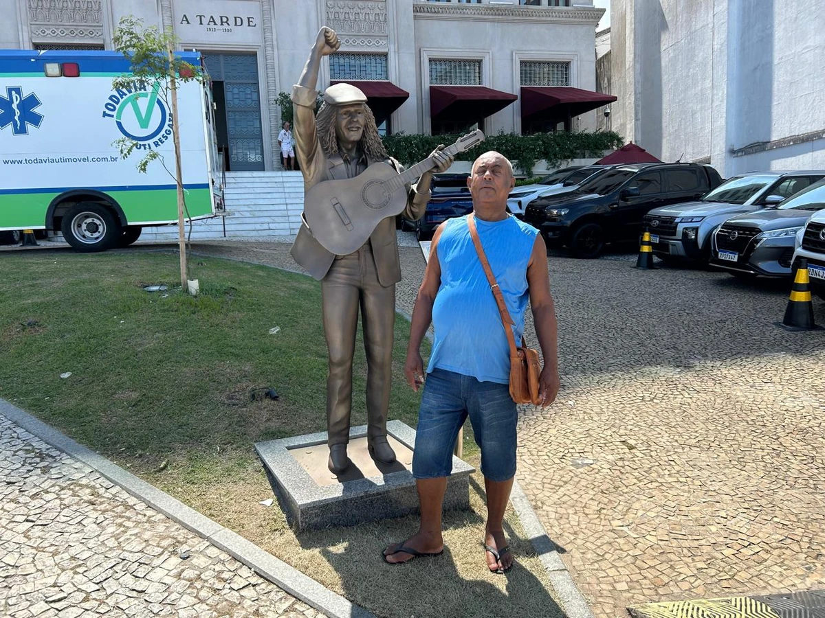 Selfies e saudade: fãs celebram Moraes Moreira em bronze por Bruno Wendel/CORREIO