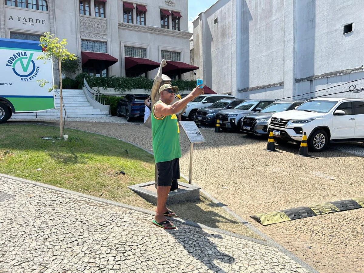 Selfies e saudade: fãs celebram Moraes Moreira em bronze por Bruno Wendel/CORREIO