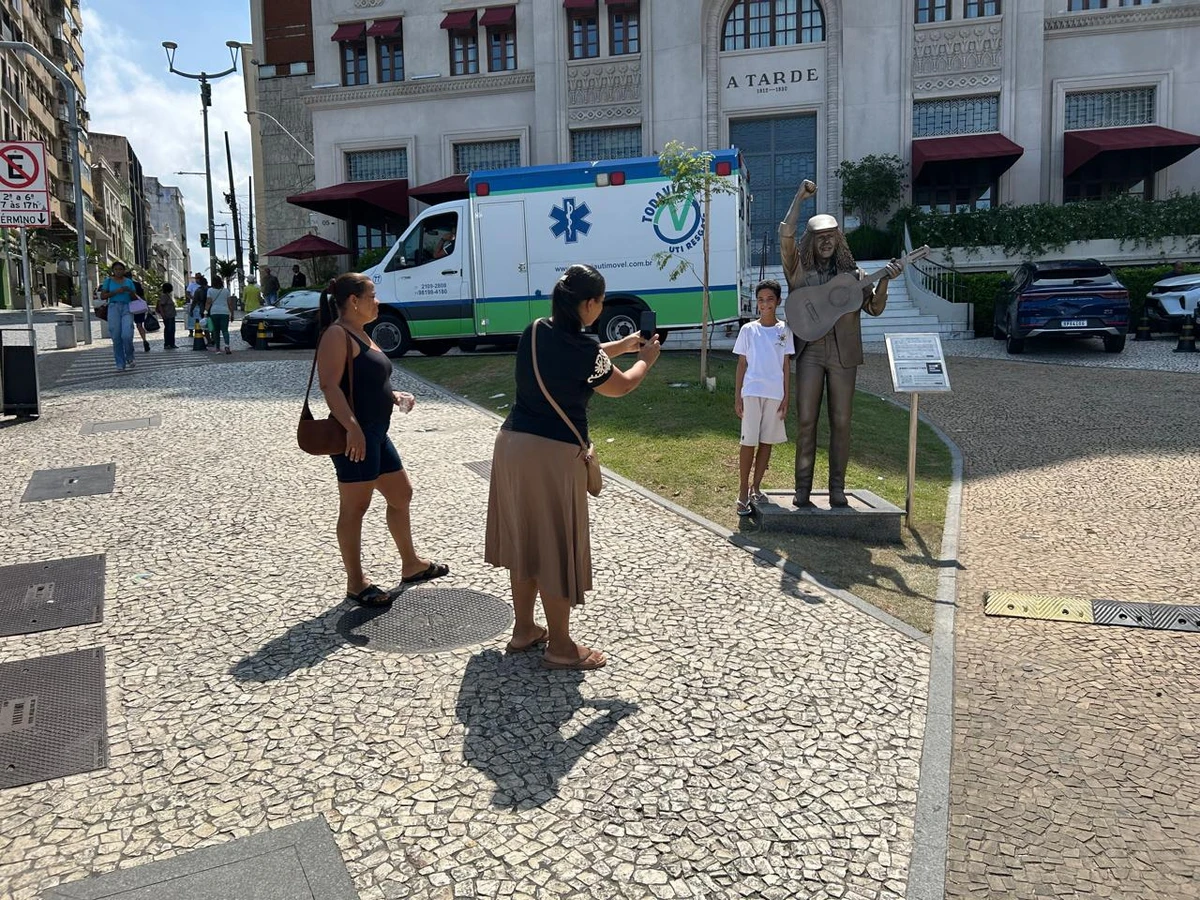 Selfies e saudade: fãs celebram Moraes Moreira em bronze por Bruno Wendel/CORREIO