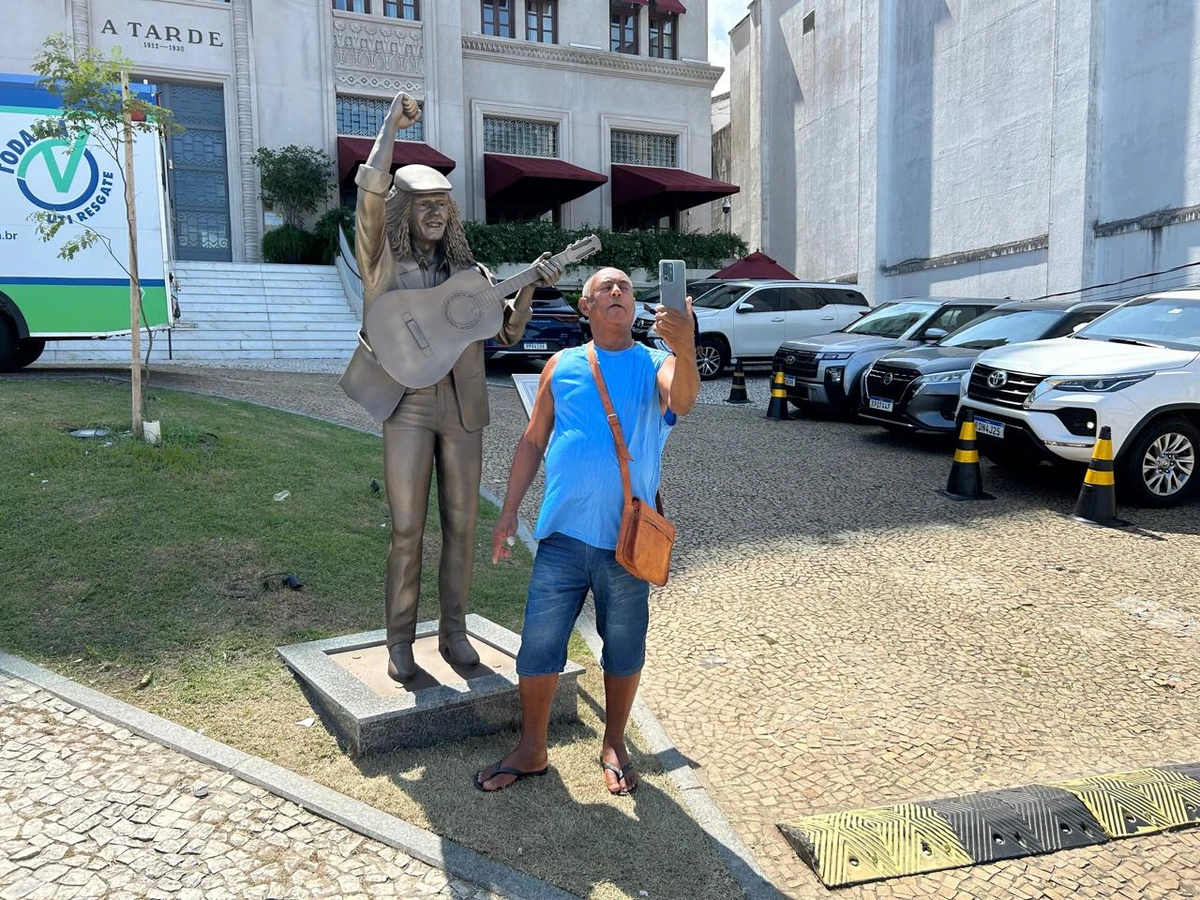 Selfies e saudade: fãs celebram Moraes Moreira em bronze por Bruno Wendel/CORREIO