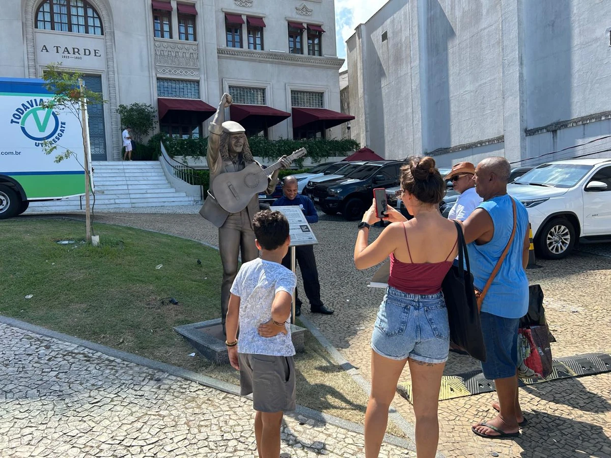 Selfies e saudade: fãs celebram Moraes Moreira em bronze por Bruno Wendel/CORREIO