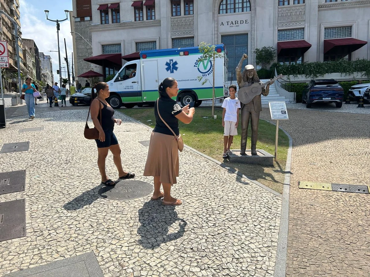 Selfies e saudade: fãs celebram Moraes Moreira em bronze por Bruno Wendel/CORREIO