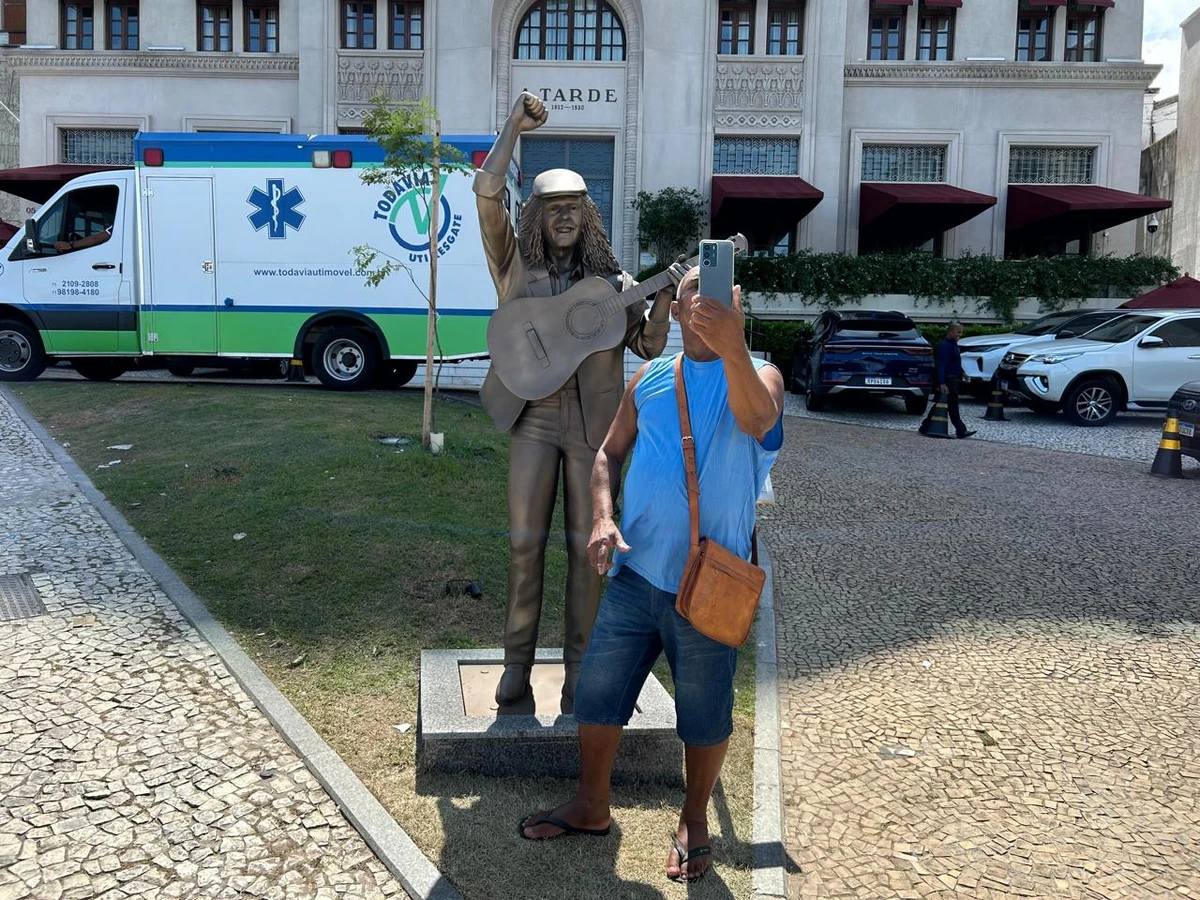 Selfies e saudade: fãs celebram Moraes Moreira em bronze por Bruno Wendel/CORREIO