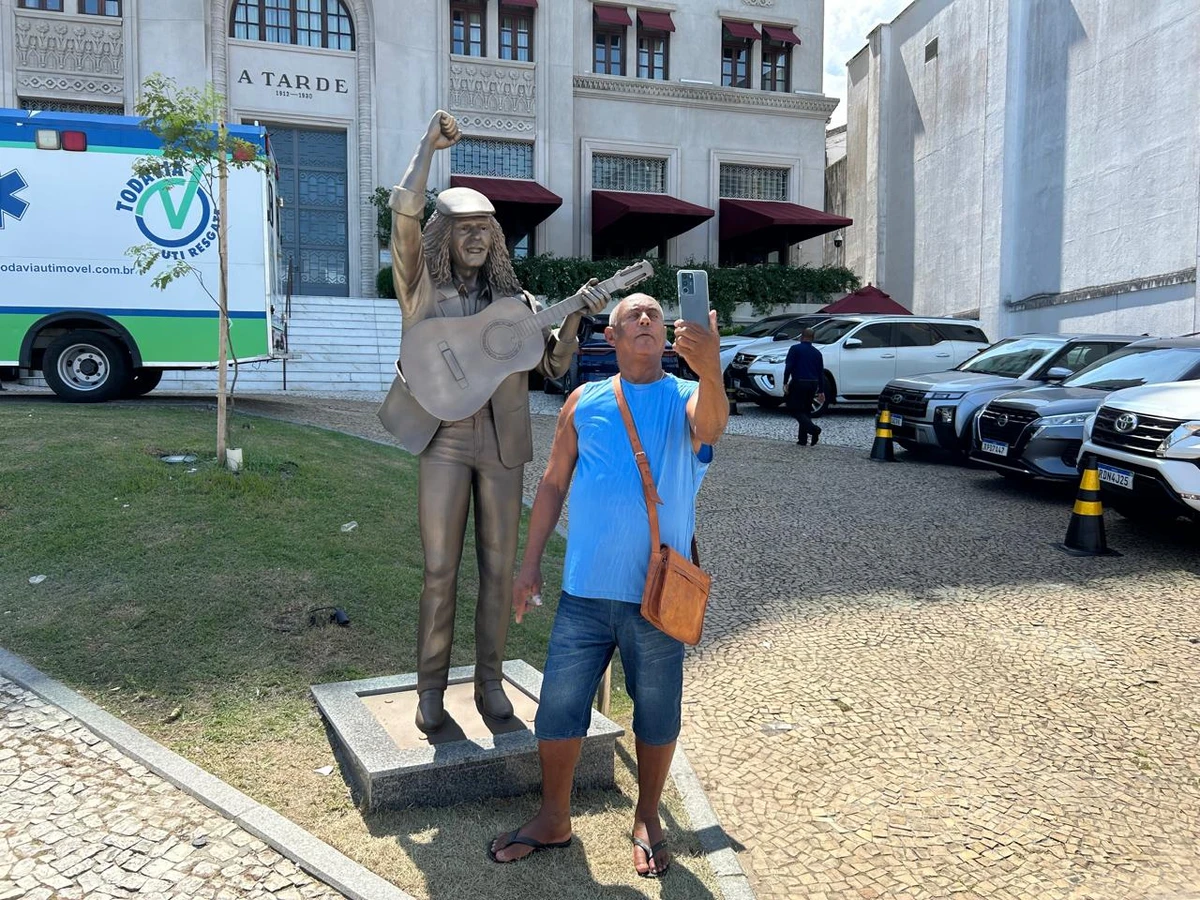 Selfies e saudade: fãs celebram Moraes Moreira em bronze por Bruno Wendel/CORREIO