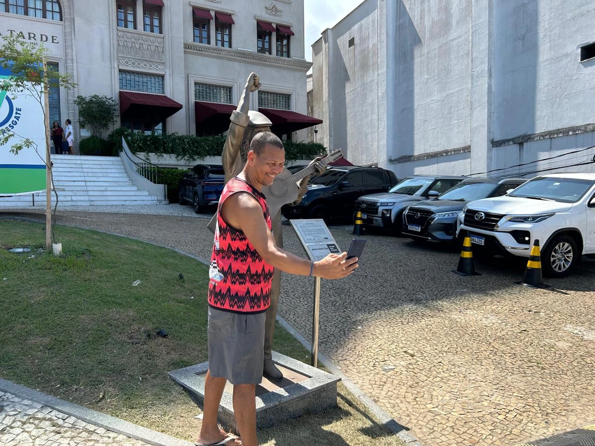 Selfies e saudade: fãs celebram Moraes Moreira em bronze por Bruno Wendel/CORREIO