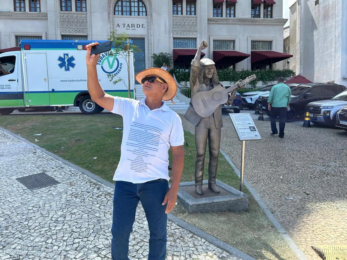 Selfies e saudade: fãs celebram Moraes Moreira em bronze por Bruno Wendel/CORREIO