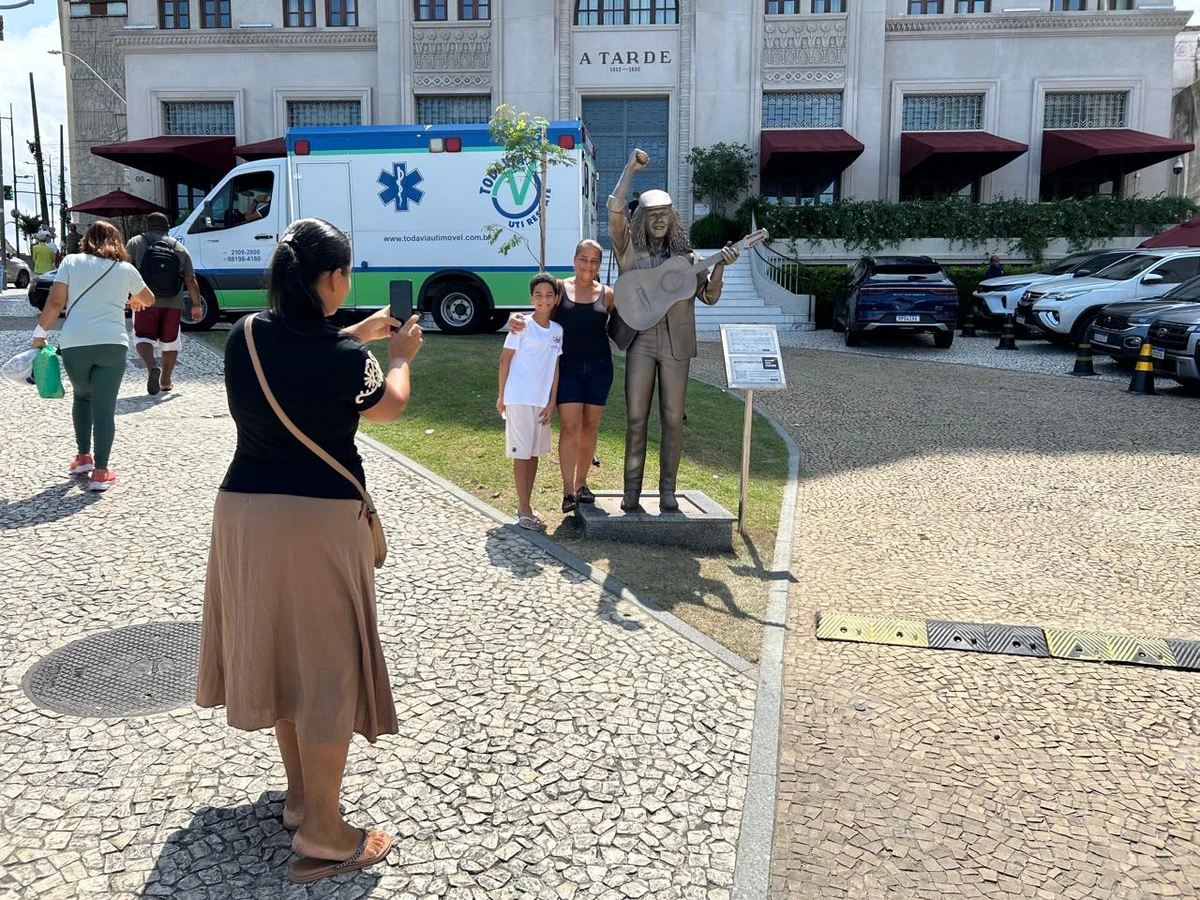 Selfies e saudade: fãs celebram Moraes Moreira em bronze por Bruno Wendel/CORREIO