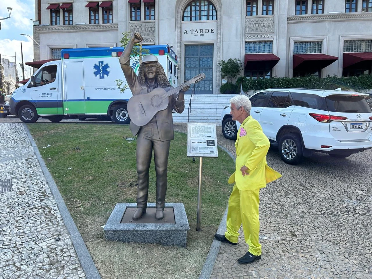 Selfies e saudade: fãs celebram Moraes Moreira em bronze por Bruno Wendel/CORREIO