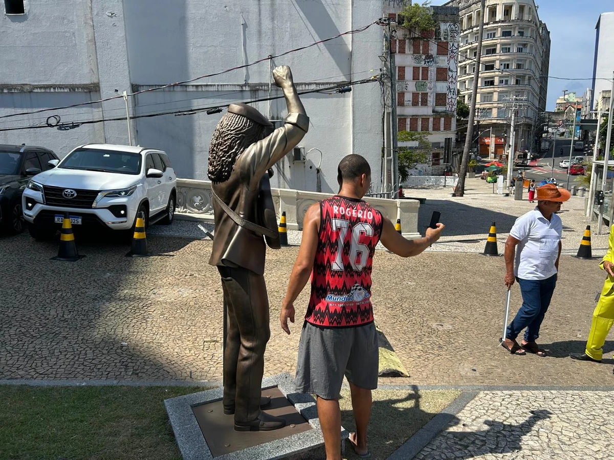 Selfies e saudade: fãs celebram Moraes Moreira em bronze por Bruno Wendel/CORREIO