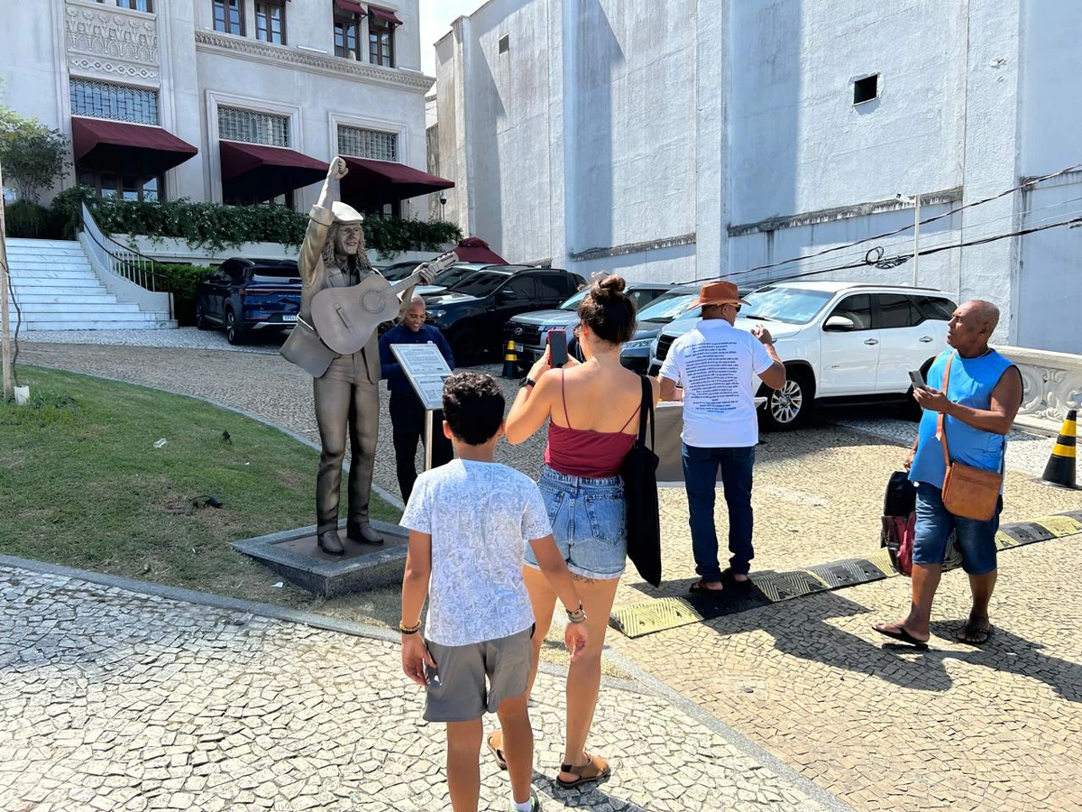 Selfies e saudade: fãs celebram Moraes Moreira em bronze por Bruno Wendel/CORREIO