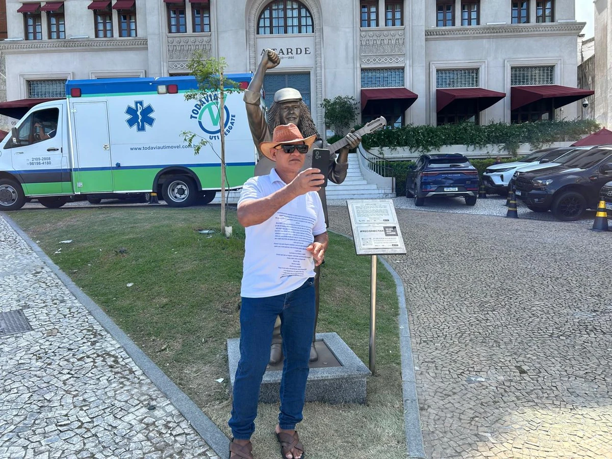 Selfies e saudade: fãs celebram Moraes Moreira em bronze por Bruno Wendel/CORREIO