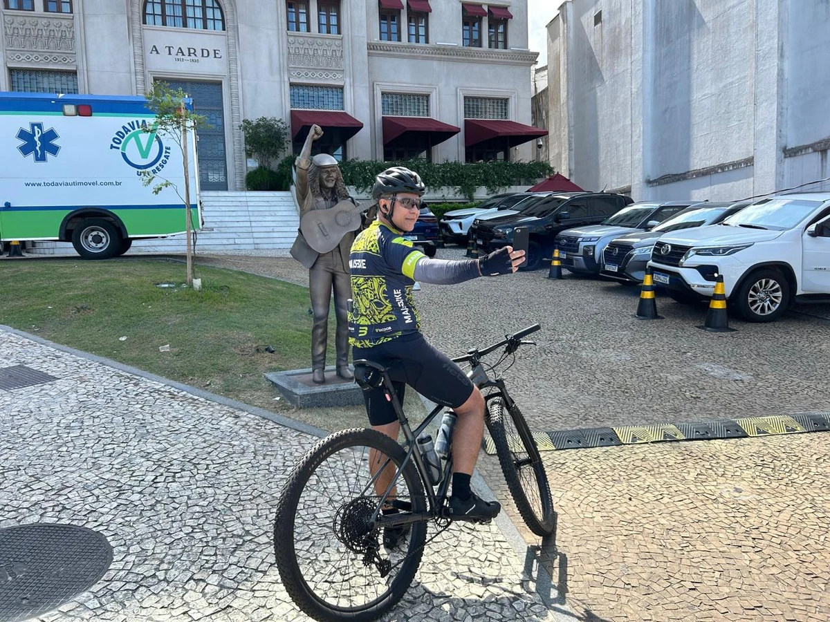 Selfies e saudade: fãs celebram Moraes Moreira em bronze por Bruno Wendel/CORREIO