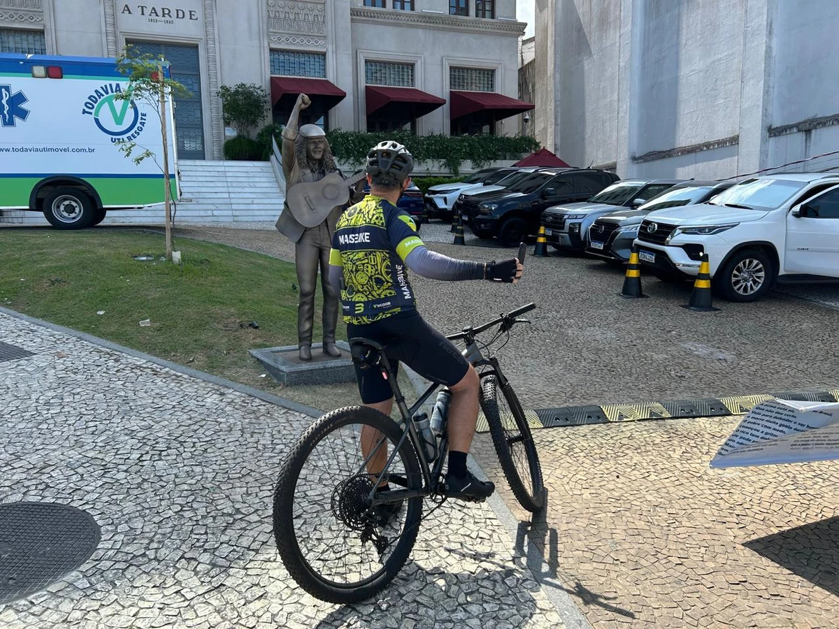 Selfies e saudade: fãs celebram Moraes Moreira em bronze por Bruno Wendel/CORREIO